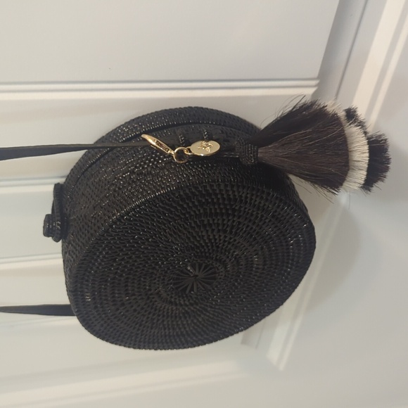 Bosom Buddy Circular Straw Handbag - Picture 10 of 10
